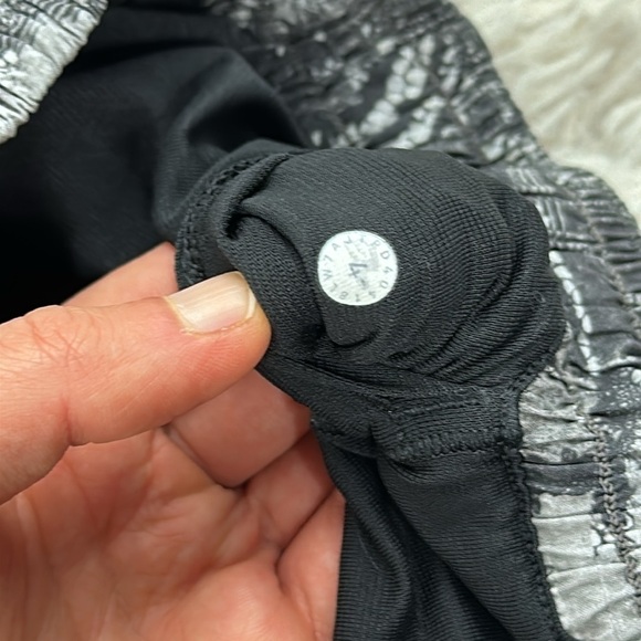 Lululemon Hotty Hot Short II *2.5" Masked Lace Starlight Black - Picture 4 of 6